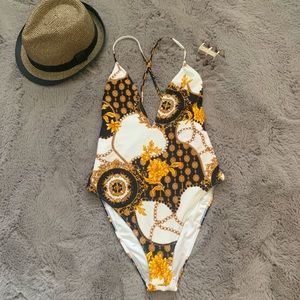 Beautiful Versace look alike one piece🖤💛